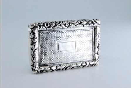 Caixa de Vinagrete em prata e ouro com frisos na envolvência e tampa relevada do período de George IV.